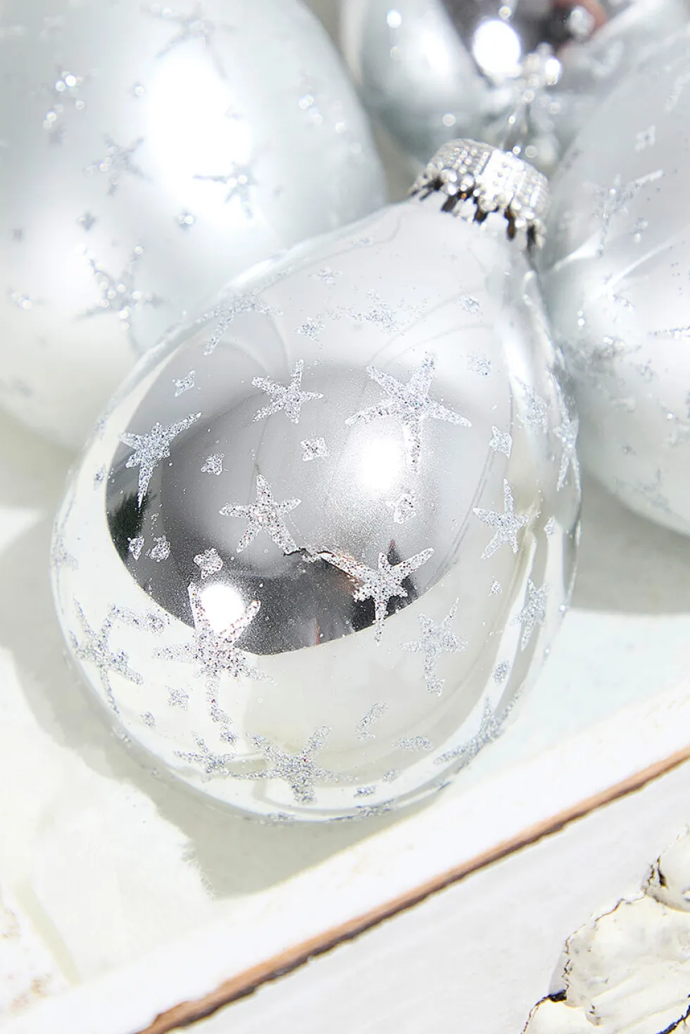 4ct Glass Drop Bright Silver & Silver Pearl with Silver Stars
