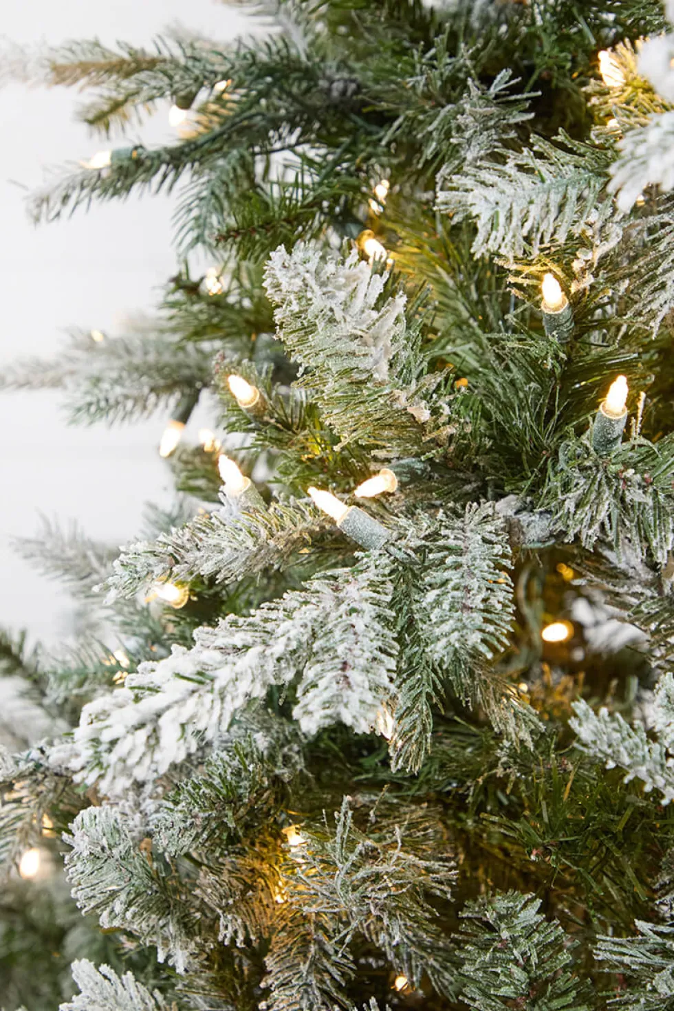 7.5' Snow Tip Aspen with 650 LED Lights